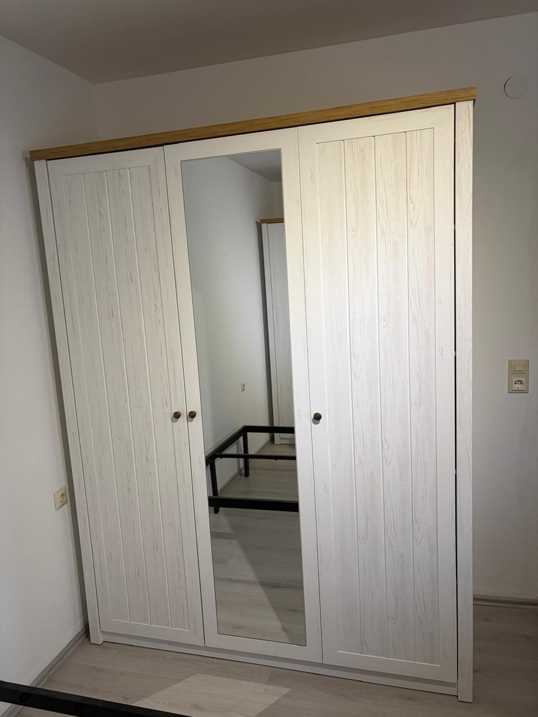 Weißer Landhaus-Kleiderschrank mit Spiegel, fertig aufgebaut